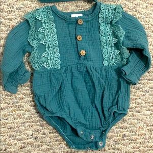 Lily + Grace Boutique baby body suit in size 6-12 month with matching headband
